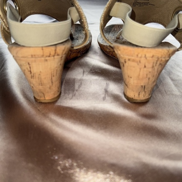 White Mountain Aida Cork Wedge Sandals Cream Gold Sz 9 - Picture 4 of 8